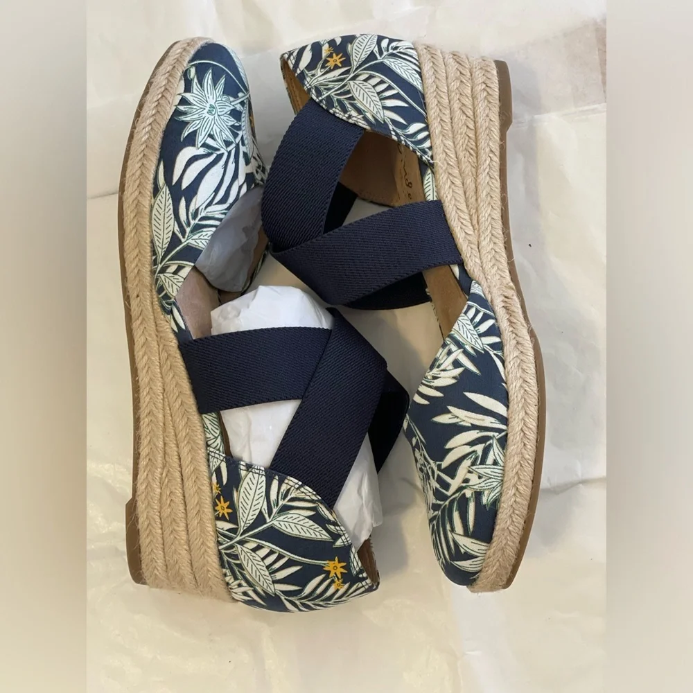 NWOB Life Stride Women's Navy Bold Floral Espadrille Shoes in size 9.5
